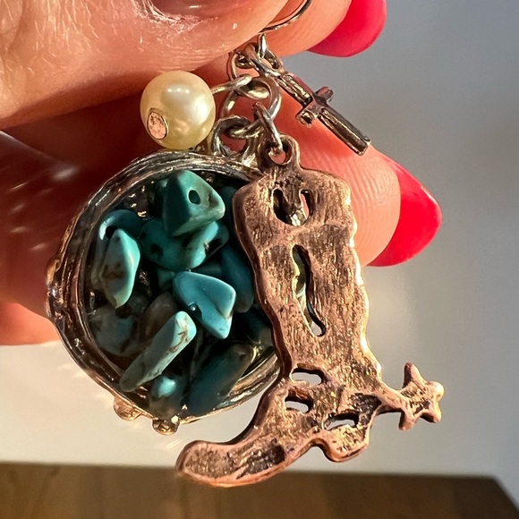 Real crushed turquoise earrings. Metal colour w/ brass, cowboy, boot, and pearl. - Picture 11 of 12